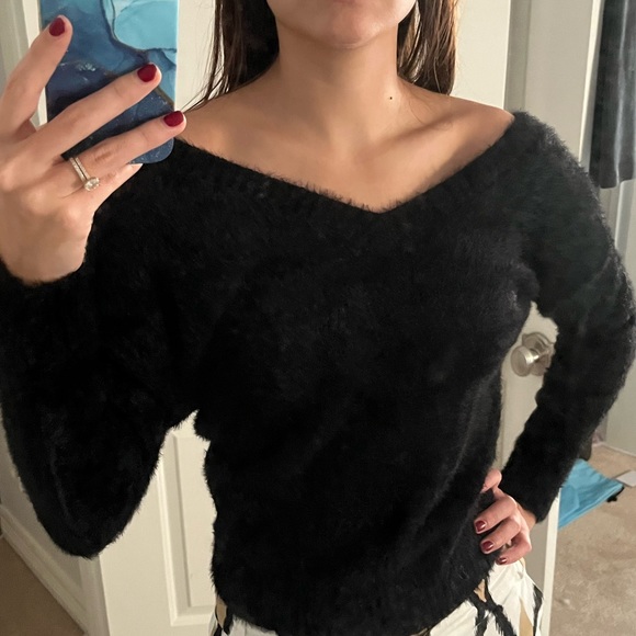 BRAND NEW* fuzzy knot sweater - Picture 4 of 6